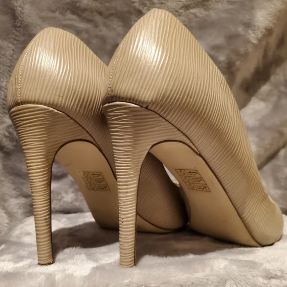 Call It Spring Tan Textured Pumps 📦 - Picture 6 of 7